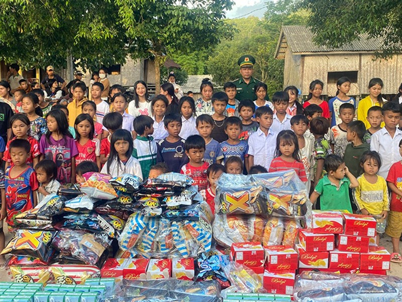 Một nhóm người đang thảo luận và hỗ trợ lẫn nhau trong buổi trị liệu