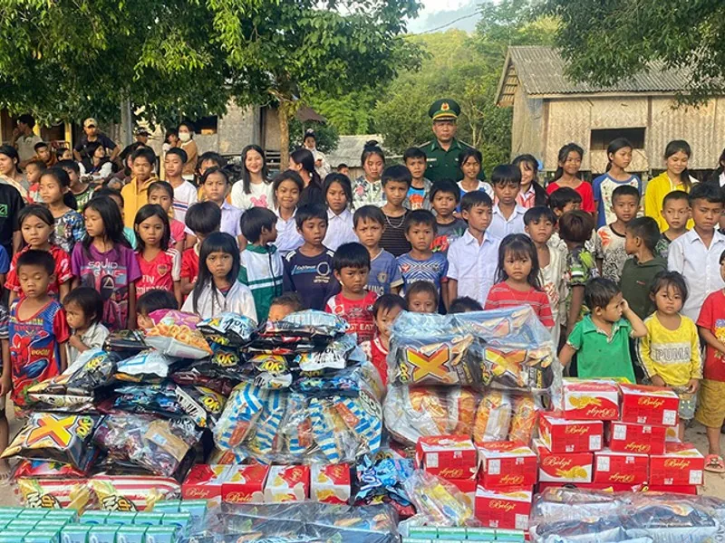 Một nhóm người đang thảo luận và hỗ trợ lẫn nhau trong buổi trị liệu