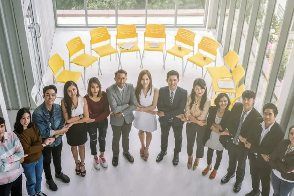 Một người đang suy nghĩ về việc cờ bạc có trách nhiệm và tìm kiếm sự hỗ trợ